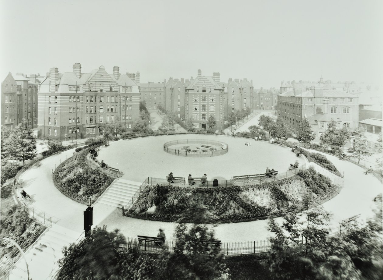 Boundary Estate: Arnold Circus, halka açık bahçelerin ve dairelerin görünümü, Londra by English Photographer
