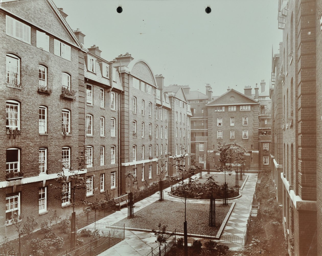 Bourne Estate: resmi avlu bahçesi, Londra by English Photographer