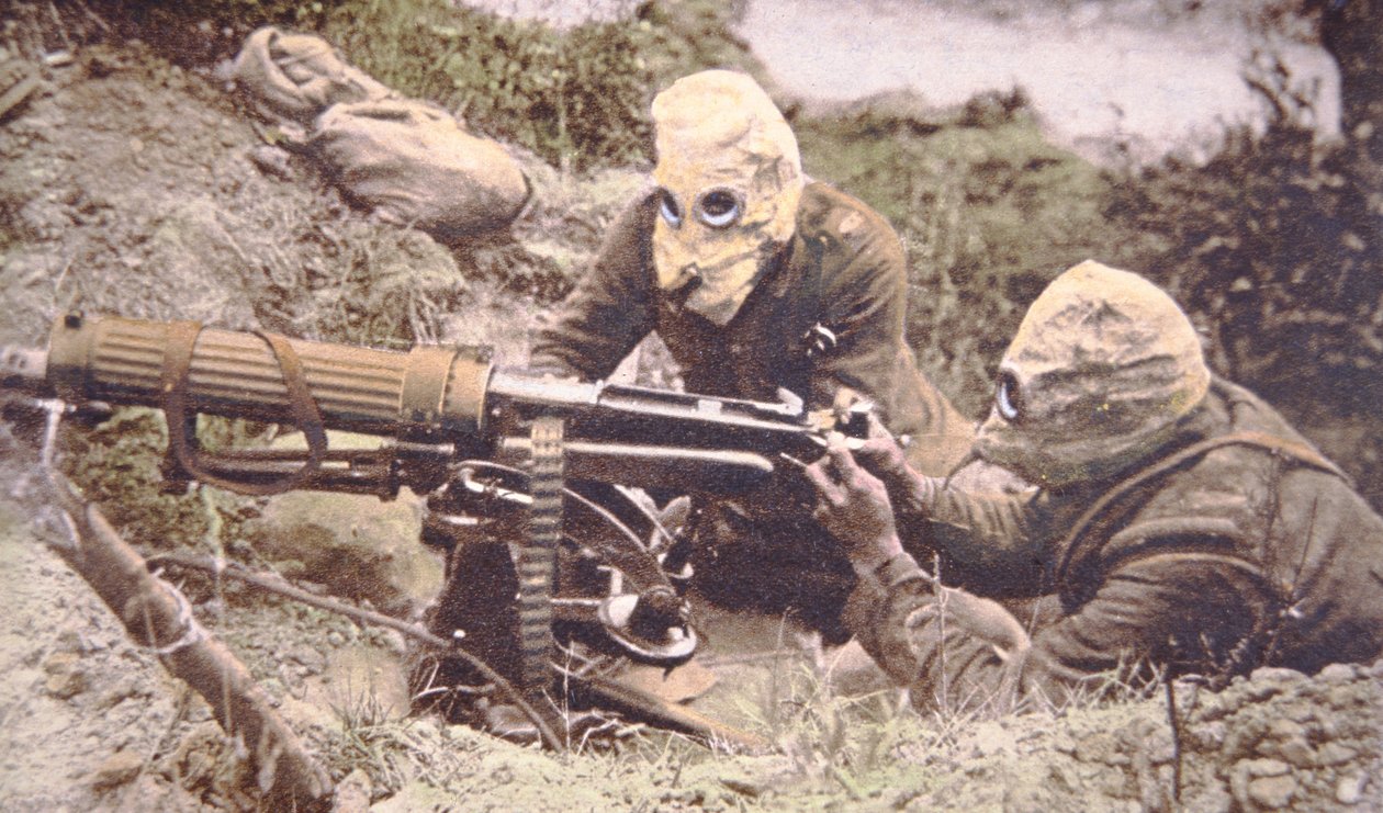 İngiliz Vickers makineli tüfek mürettebatı Some üzerinde, Alman fosgen gazına karşı koruma olarak kask takıyor by English Photographer