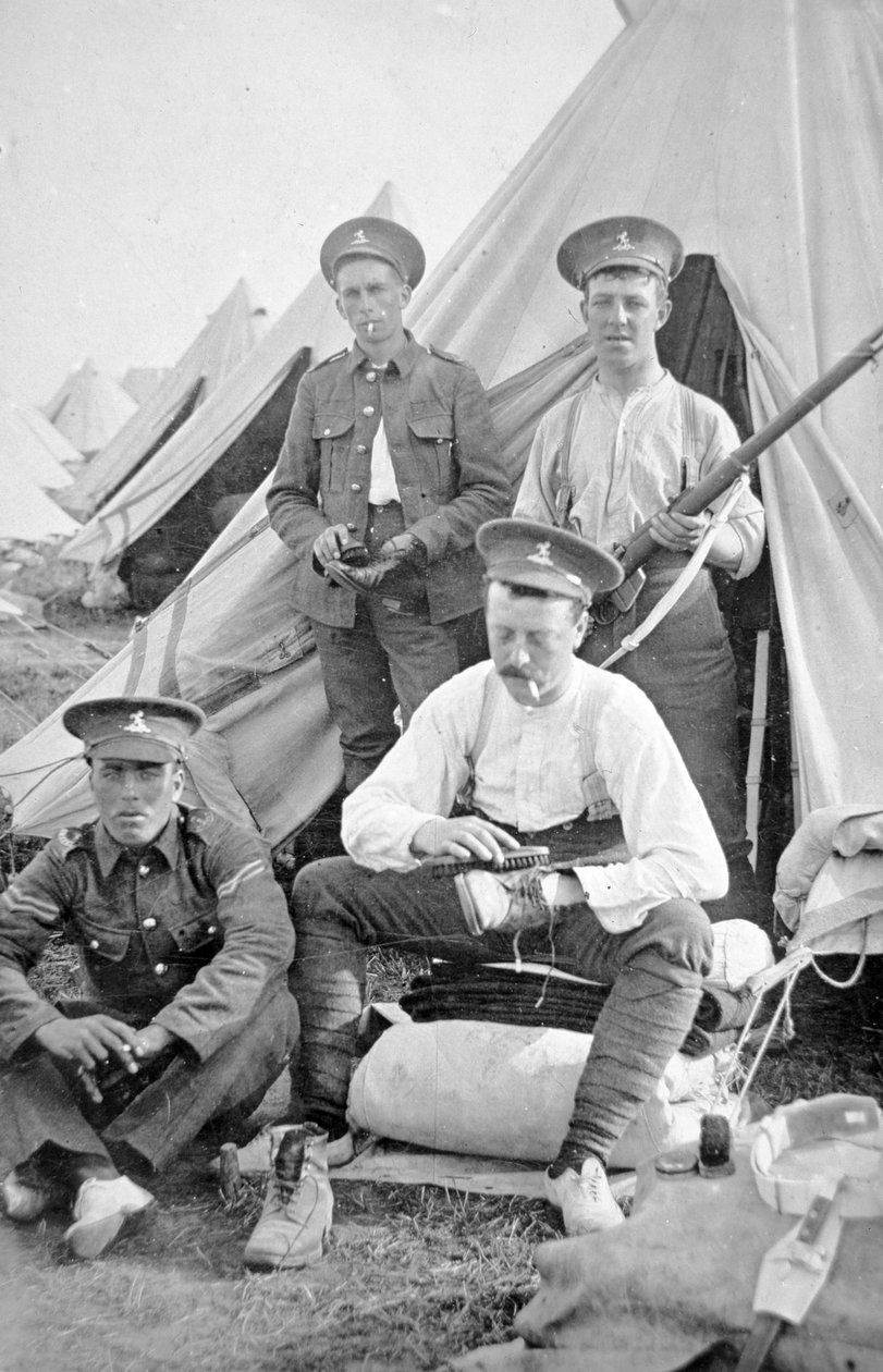 İngiliz askerleri kampta kitlerini temizliyor by English Photographer