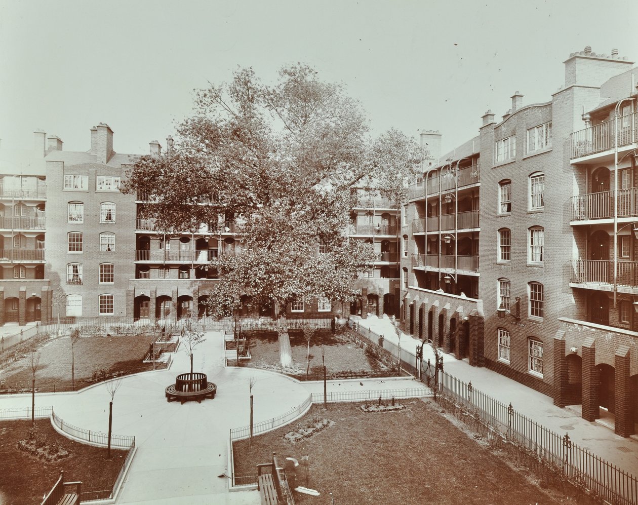 Caledonian Road Buildings: avlu, bahçeler ve apartmanların görünümü, Londra by English Photographer