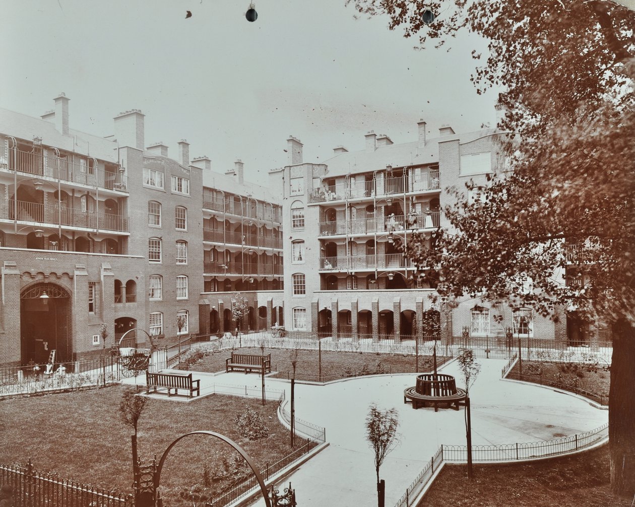 Caledonian Road Buildings: avlu, bahçeler ve apartmanların görünümü, Londra by English Photographer
