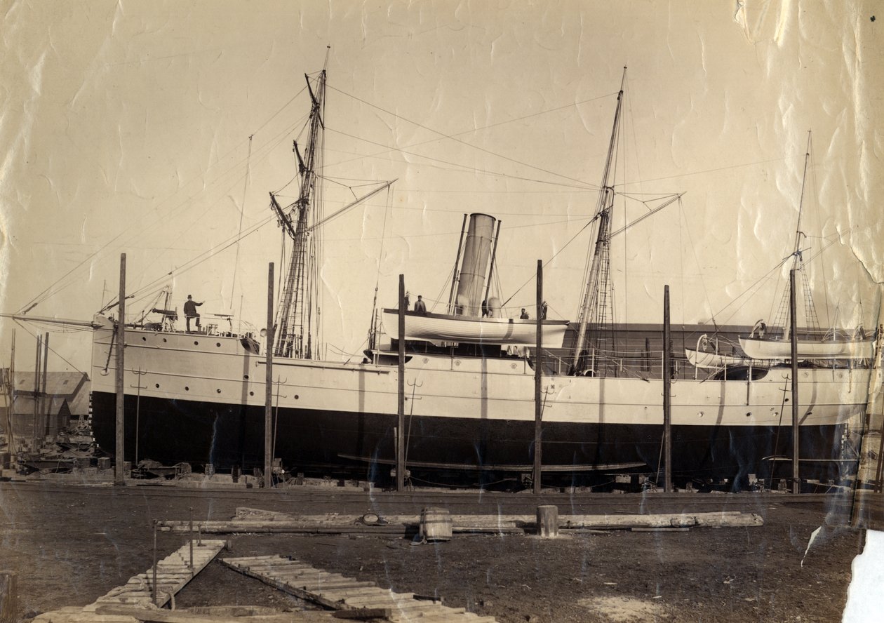 Çin gelir kruvazörü "Li Kin" veya kız kardeşi "Kai Pan" fırlatmaya hazır, 1888 by English Photographer