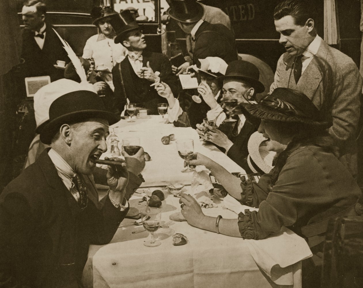Derby Günü öğle yemeği partisi, Horace W. Nichols tarafından basılmıştır, c.1910 (fotogravür) by English Photographer