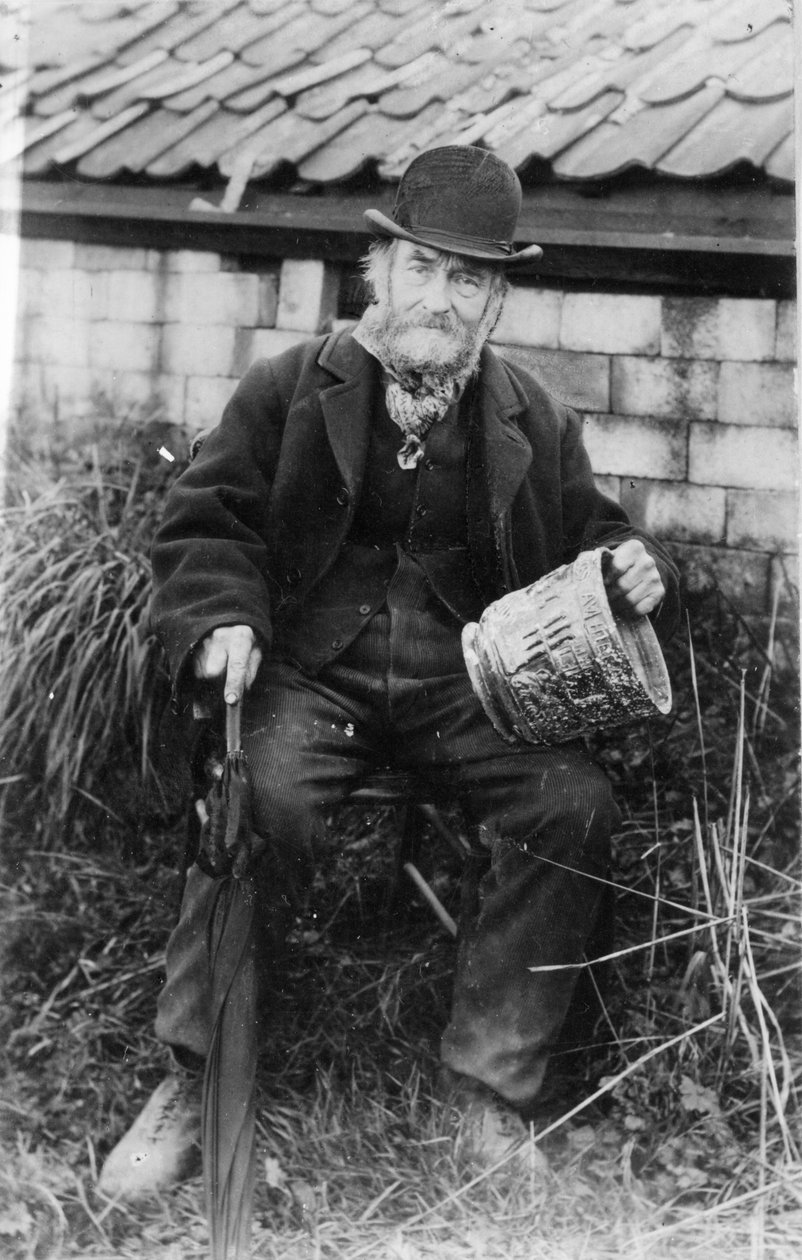 Edward Bingham, Castle Hedingham Ware tasarımlarından birini tutuyor by English Photographer