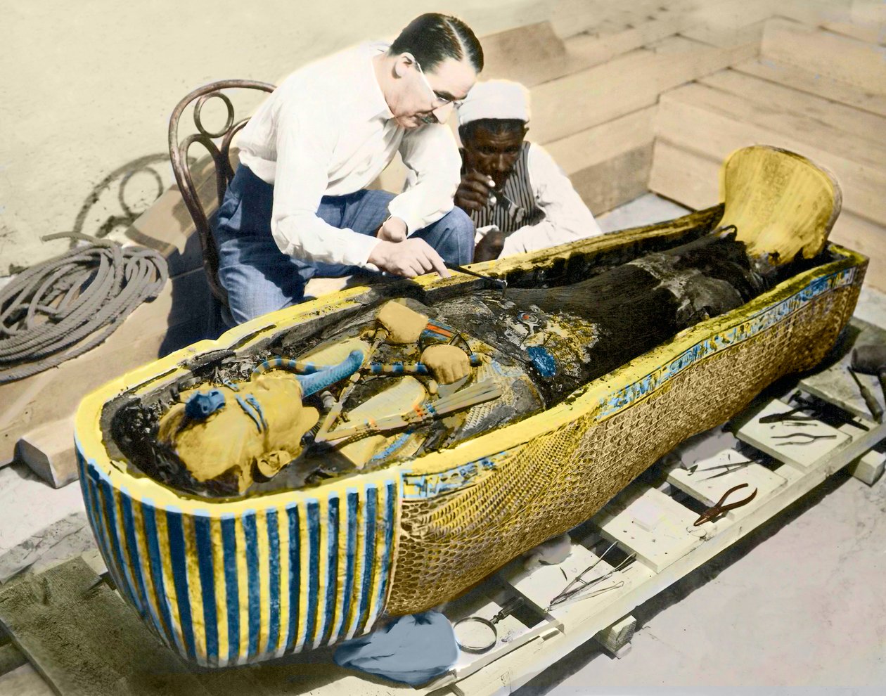 Mısır-1922: İngiliz arkeolog Howard Carter (1873-1939) ve Mısırlı bir asistan, Kral Tutankamon