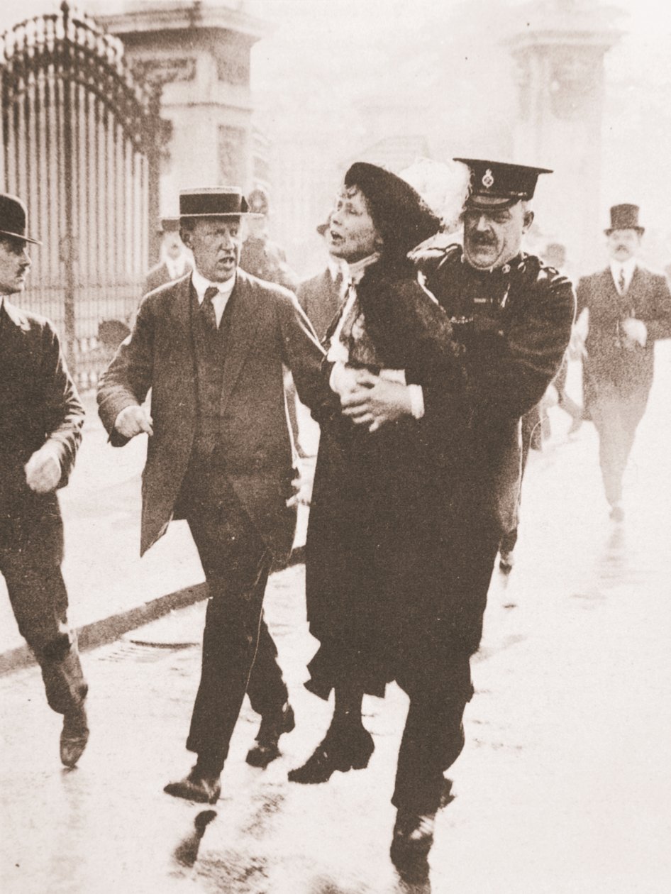 Emmeline Pankhurst'ün Buckingham Sarayı'nın önünde krala dilekçe vermeye çalışırken tutuklanması, 21 Mayıs 1914 (sepya fotoğraf) by English Photographer