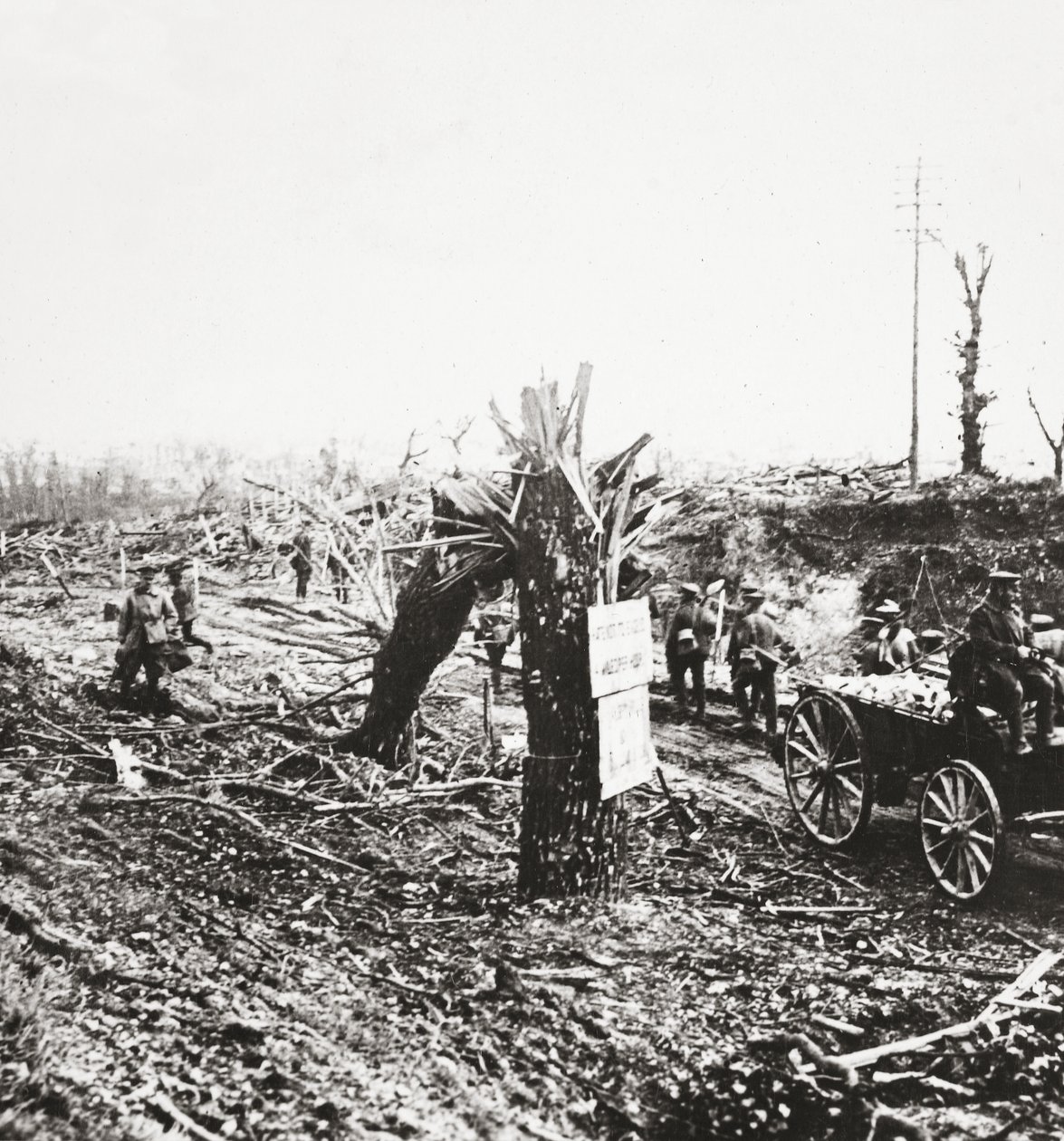 Mühendisler, Hangard yakınlarındaki hafif demiryollarını onarıyor, Amiens mücadelesi sırasında top ateşinden zarar görüyor, 1918 by English Photographer