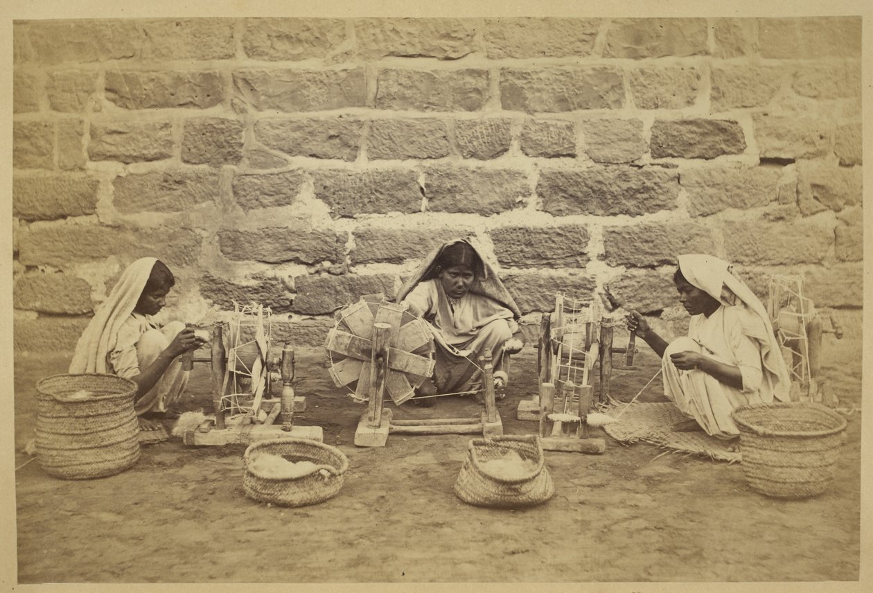 Kadın mahkumlar Karaçi Hapishanesinde çıkrıklara pamuk sarıyor. Fotoğrafçı: Michie and Company c. 1873173 mm x 260 mm Hindistan Koleksiyonlarının Arkeolojik Araştırması: Hindistan Ofis Serisi (Cilt 52). by English Photographer