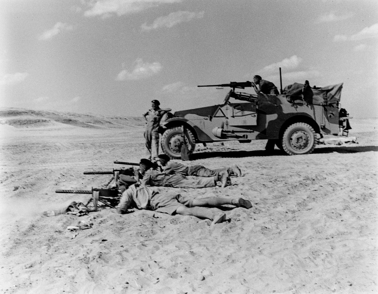 Tesisatçıları yerel koruma, Binbaşı WH J Sale, 1943 tarafından derlenen bir albümden by English Photographer