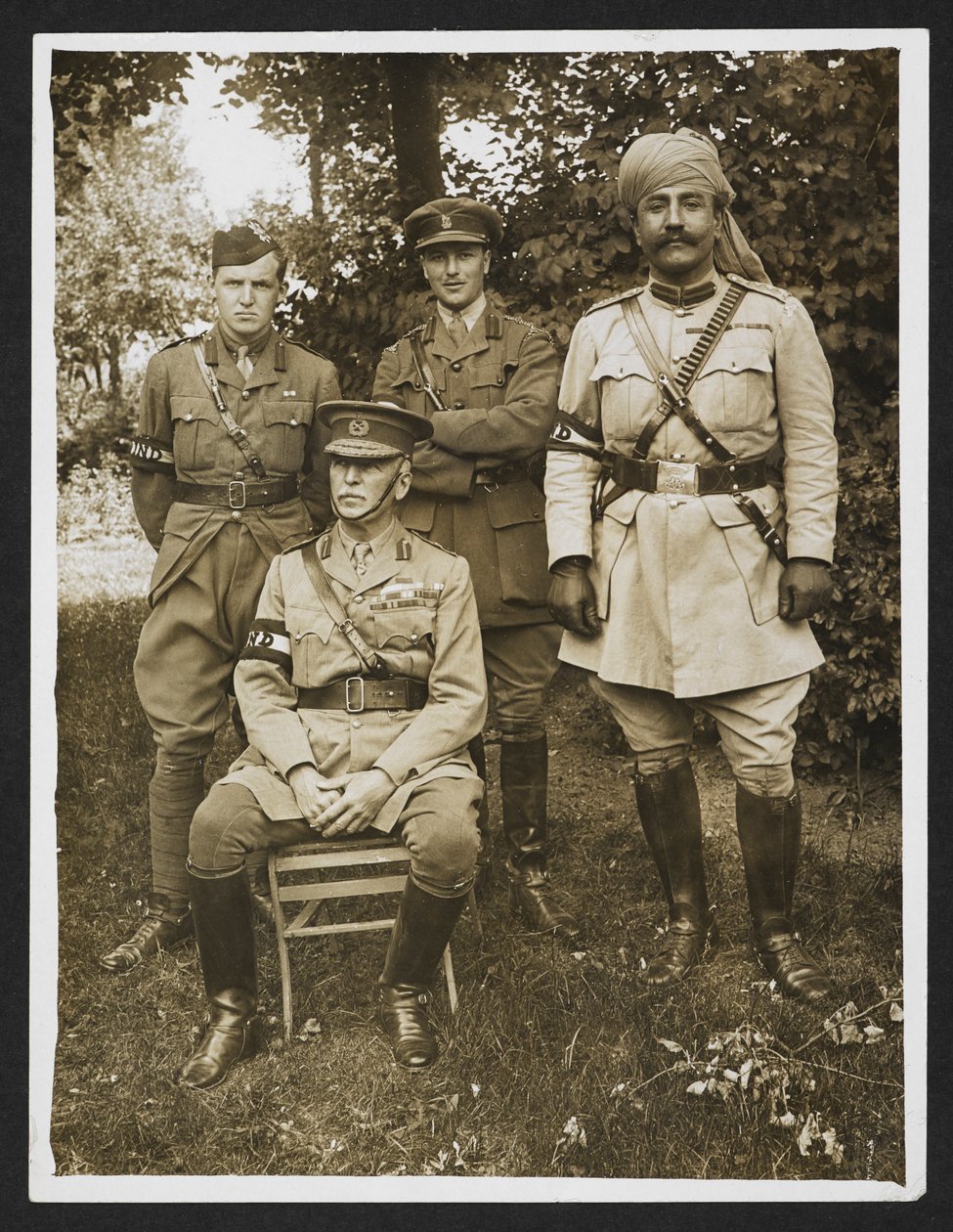 General Sir James Willcocks ve kişisel personeli, karargahının bahçesinde [Merville, Fransa]. 31 Temmuz 1915 (jelatin gümüş baskı) by English Photographer