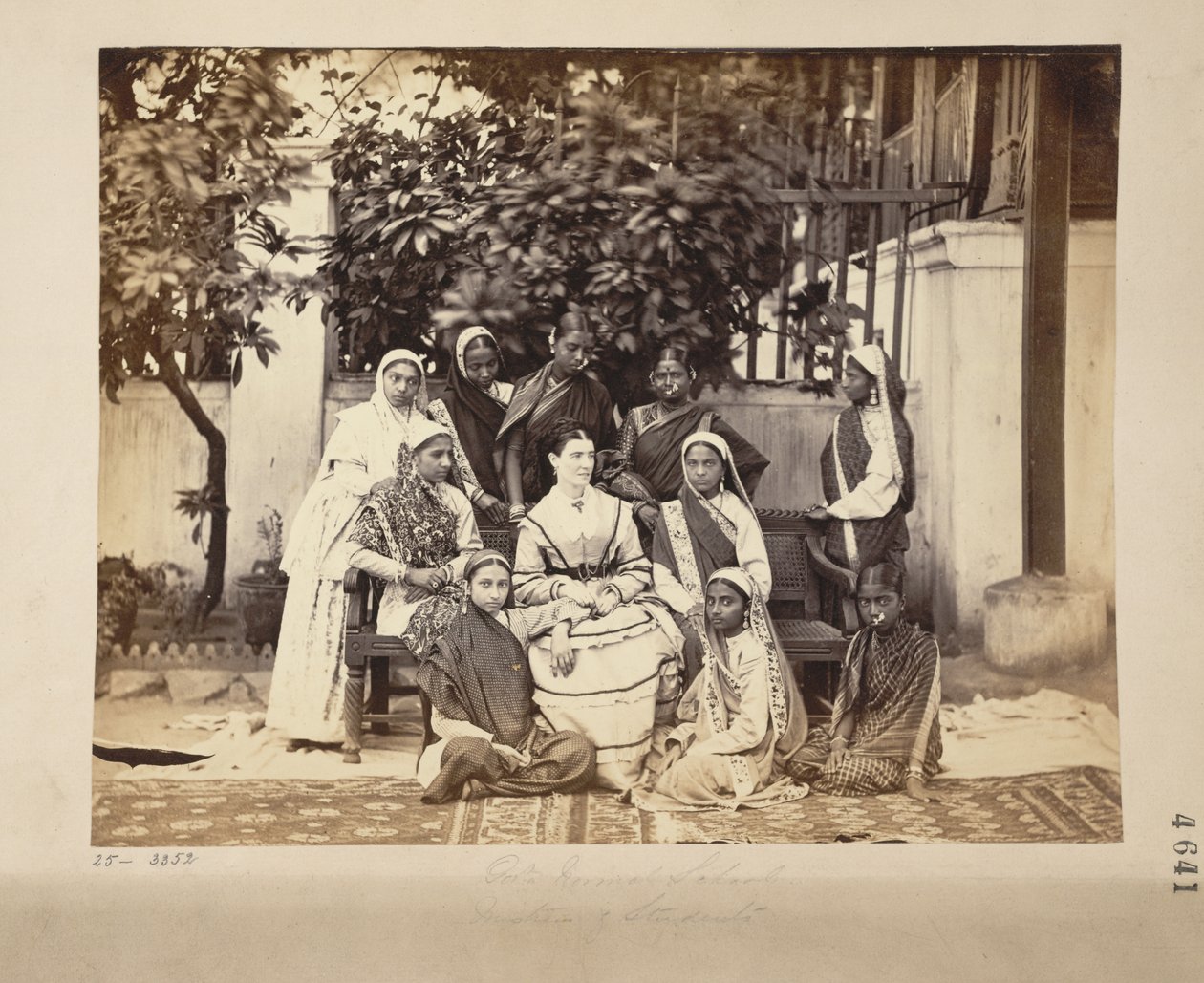 Devlet Normal Okulu, Bombay metresi ve öğrencileri grubu by English Photographer