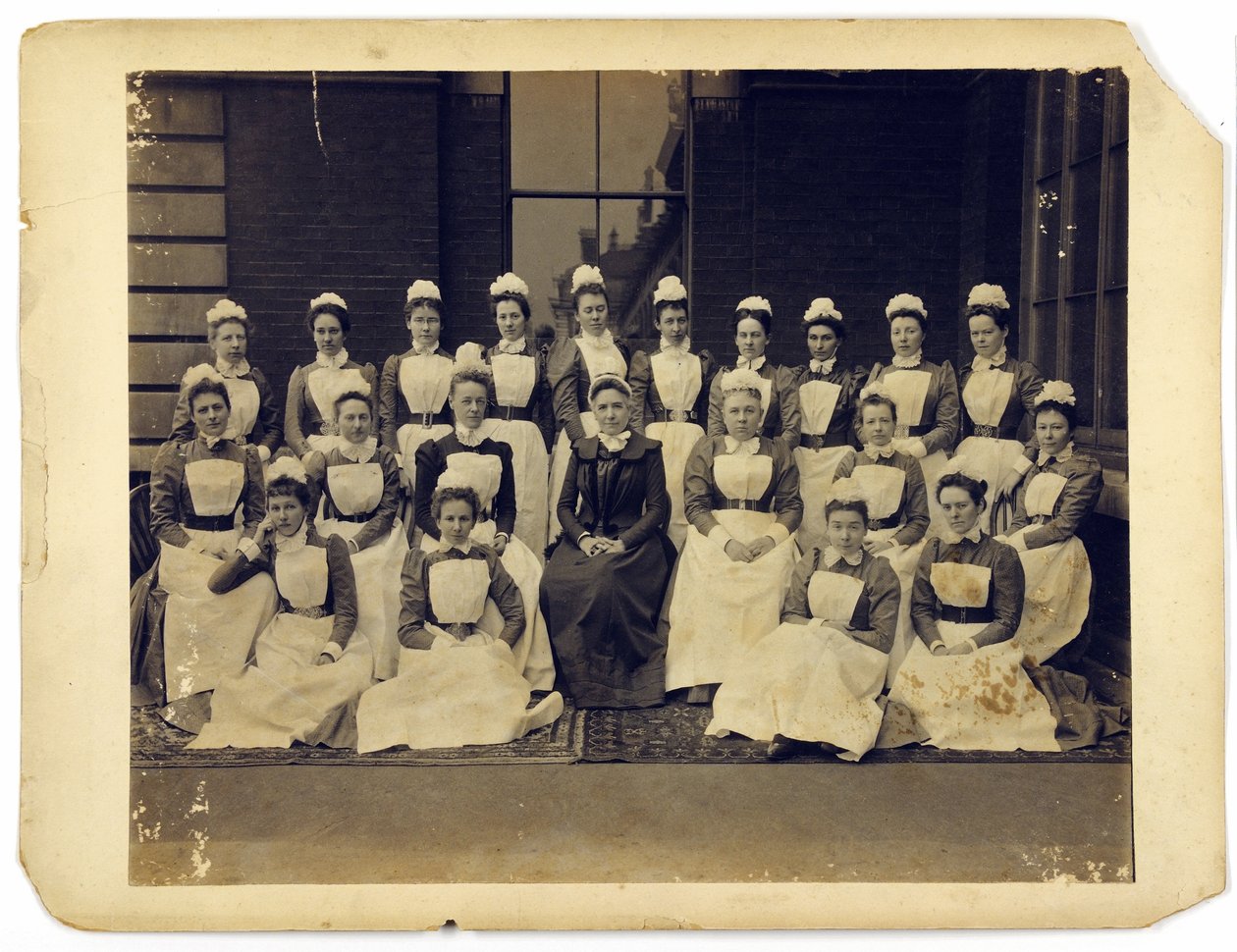 St. Thomass Hastanesinden tıbbi personelin grup portresi by English Photographer