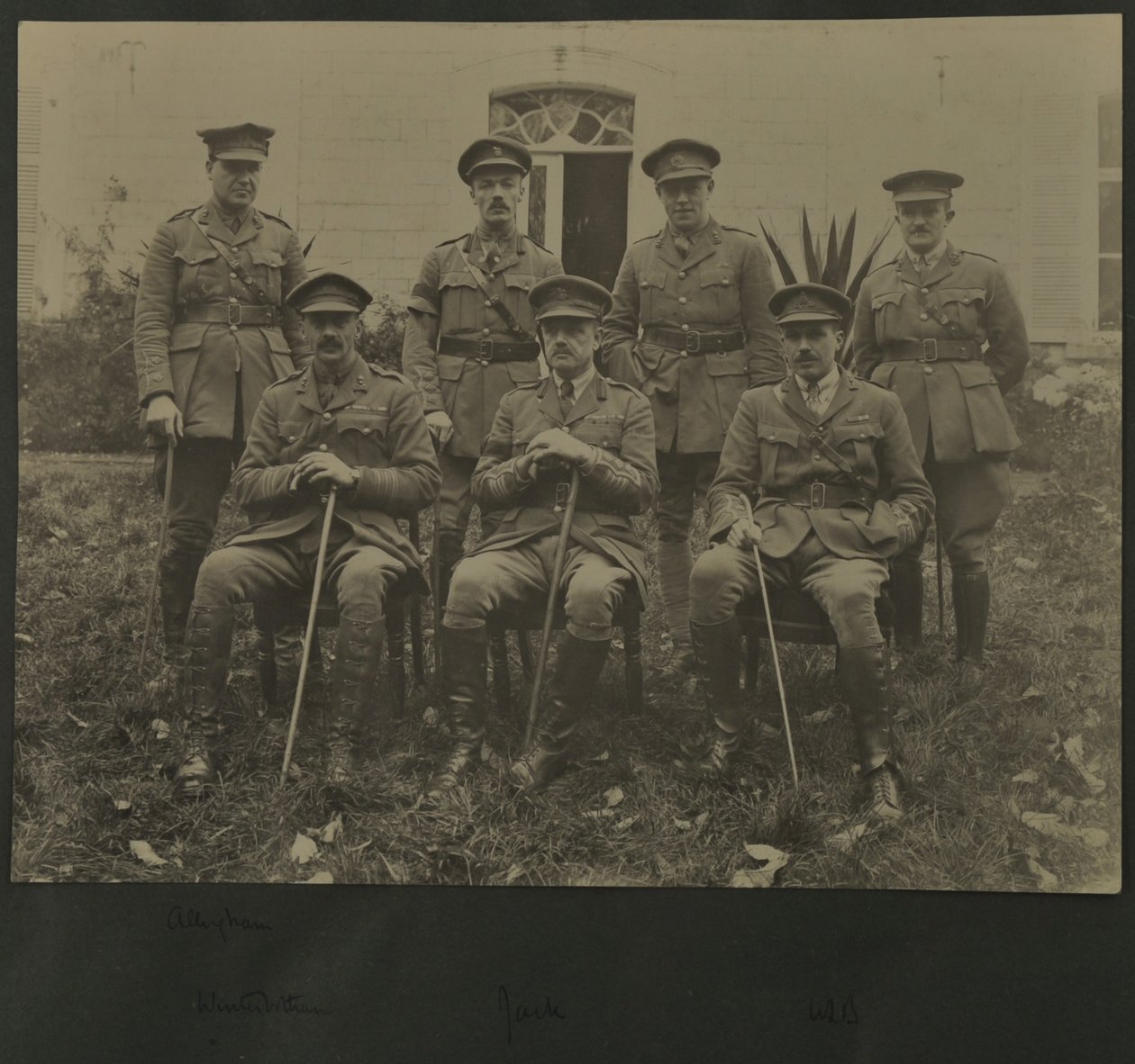 Askeri üniformalı yedi adamın grup portresi, 1914-18 by English Photographer