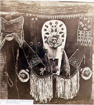 Kırk Dokuzuncu Paralelde Kraliyet Mühendisleri tarafından fotoğraflanan Hint Süs Süslemeleri ile Beşikteki Melez Çocuk (sepya fotoğrafı) by English Photographer