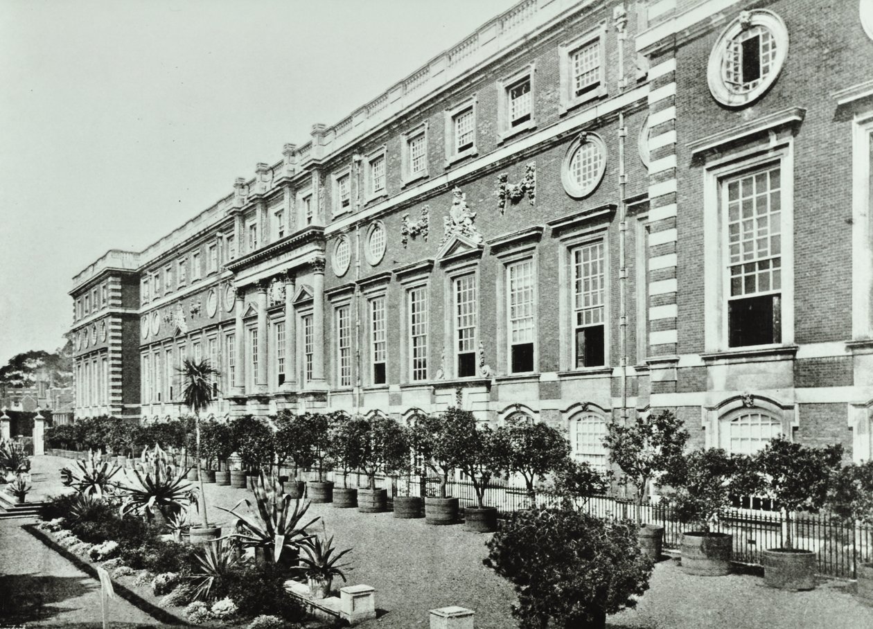 Hampton Court Sarayı, Hampton Court Yolu, Richmond: Teras, Wrens Court, 1896 by English Photographer