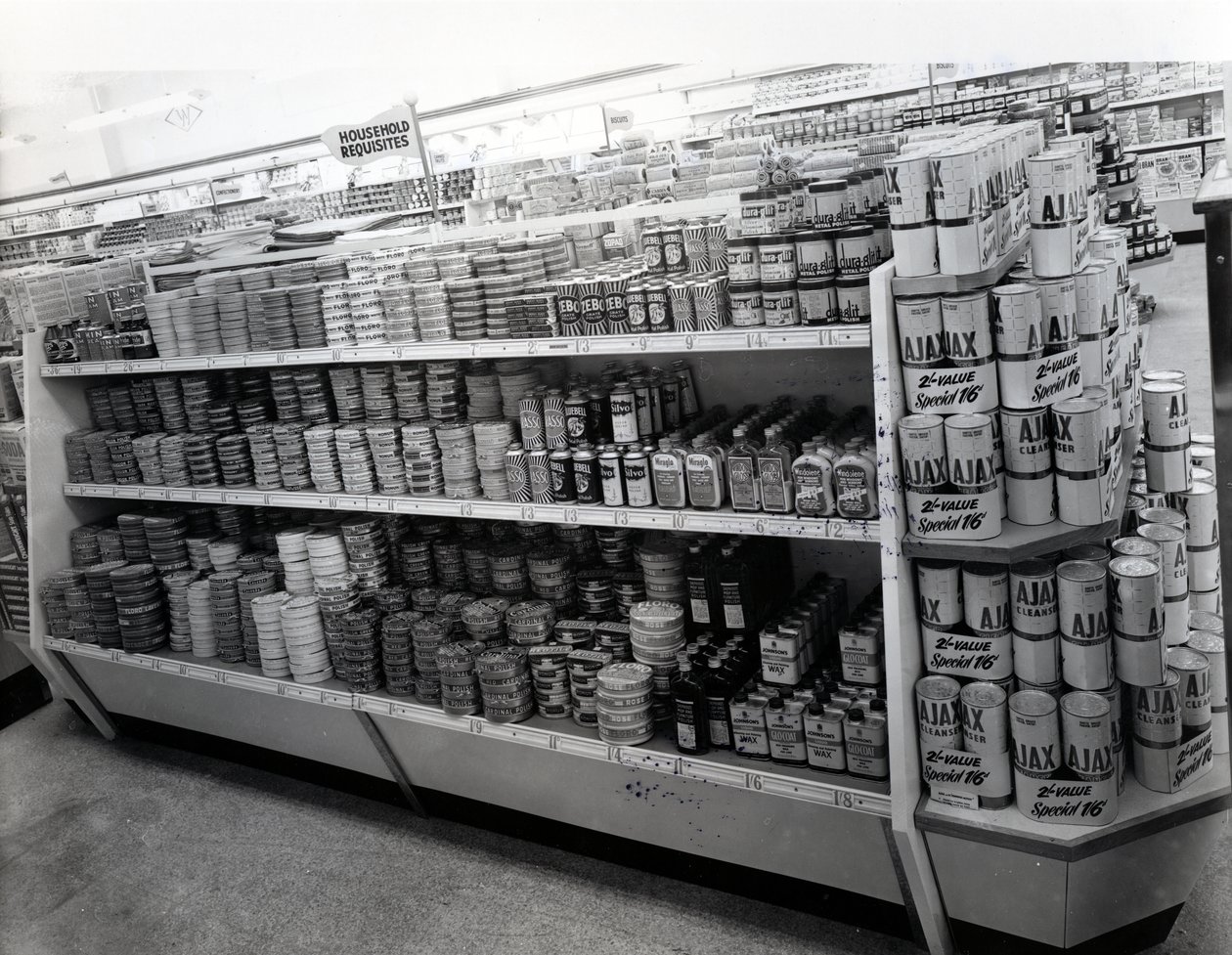 Ev gereçleri reyonu, Woolworths mağazası, 1956 by English Photographer