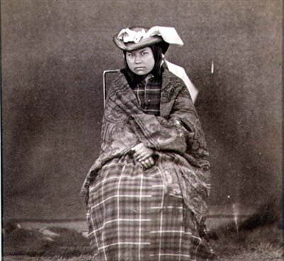Kırk Dokuzuncu Paralelde Kraliyet Mühendisleri tarafından fotoğraflanan Batı Giysili Hintli Kadın (sepya fotoğrafı) by English Photographer