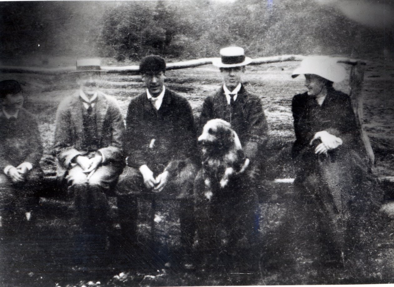 James ve Lytton Strachey ile Thoby, Adrian ve Virginia Stephen, Fritham, Hampshire, 1901 by English Photographer