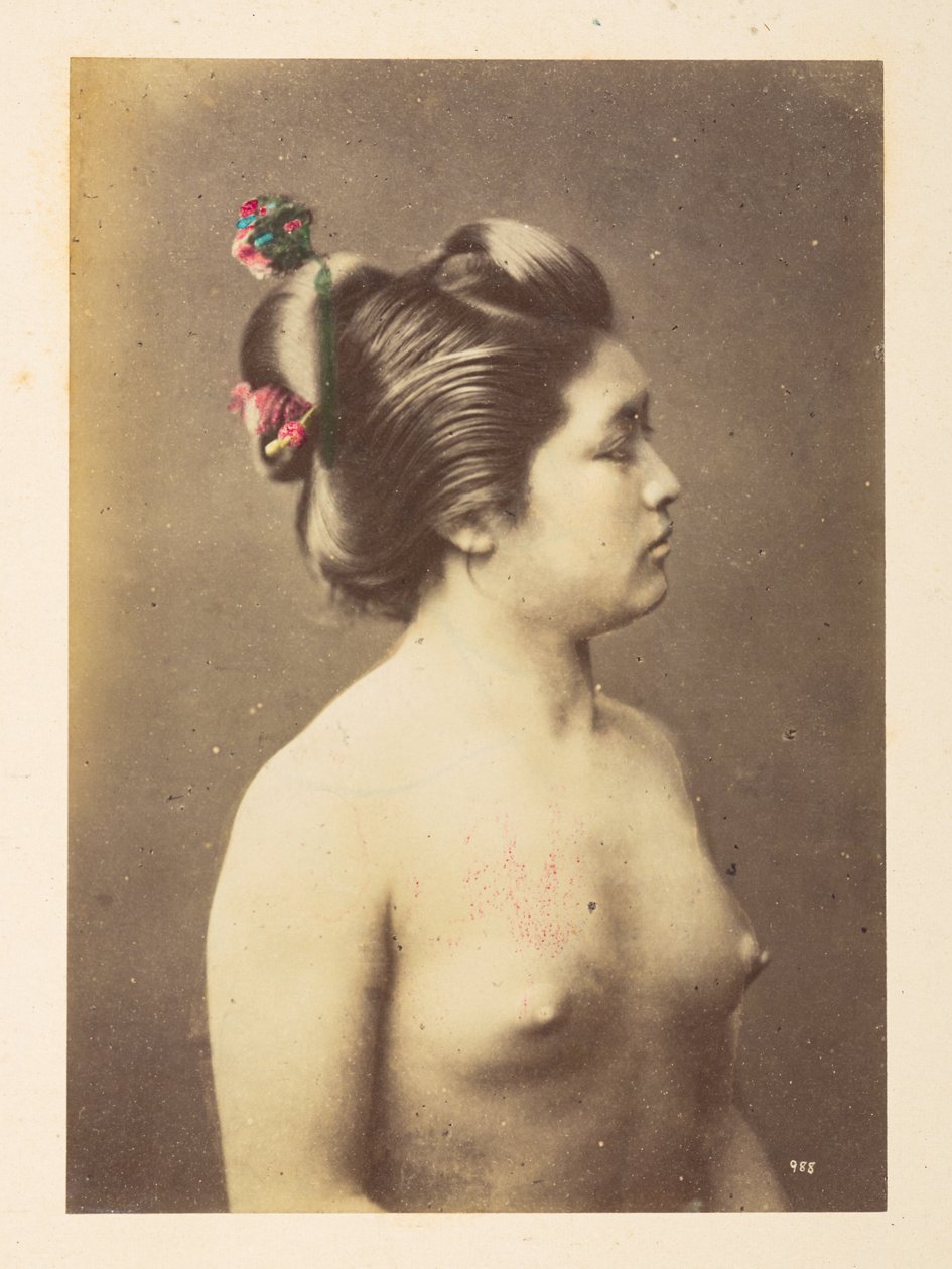 [Japonca] Kızlar banyo yapıyor, Çıplak bir genç kadının yarım uzunlukta sağ profil portresi,  Fotoğrafçı: Bilinmiyor  Lucas Koleksiyonu: Charles James ve Morton P, Lucas