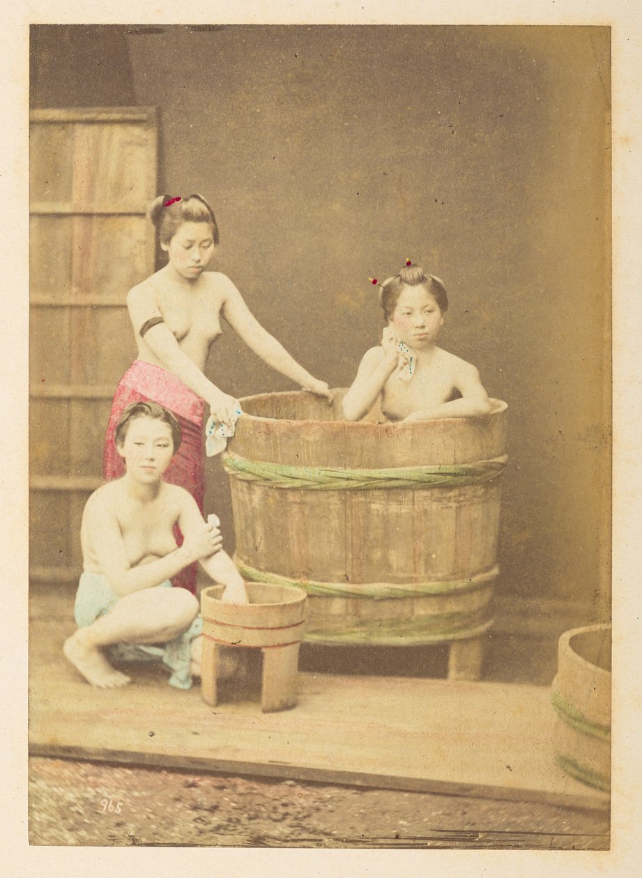 [Japonca] Kızlar banyo yapıyor, Dairesel bir ahşap küvetin içinde ve çevresinde poz veren üç yarı çıplak genç Japon kadının stüdyo tablosu,  Fotoğrafçı: Bilinmiyor  Lucas Koleksiyonu: Charles James ve Morton P, Lucas