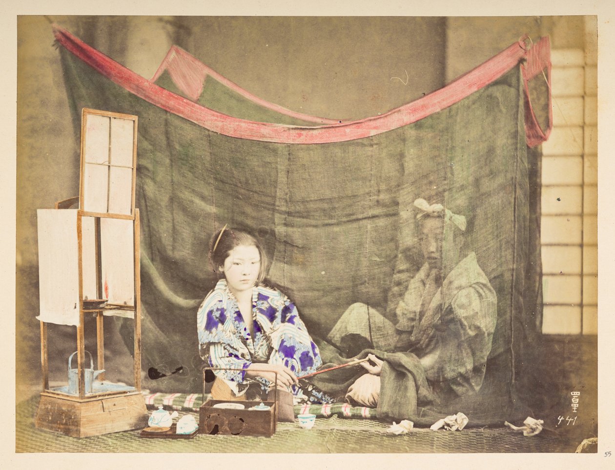 Japon çift boş zamanlarında, Genç bir Japon kadının, çevresinde çay yapma engeli ile oturmuş, arkasında oturan ve keten bir cibinlik ile korunan bir erkek figüre bir pipo uzattığını gösteren stüdyo tablosu,   Fotoğrafçı: Bilinmiyor  Lucas Koleksiyonu: by English Photographer
