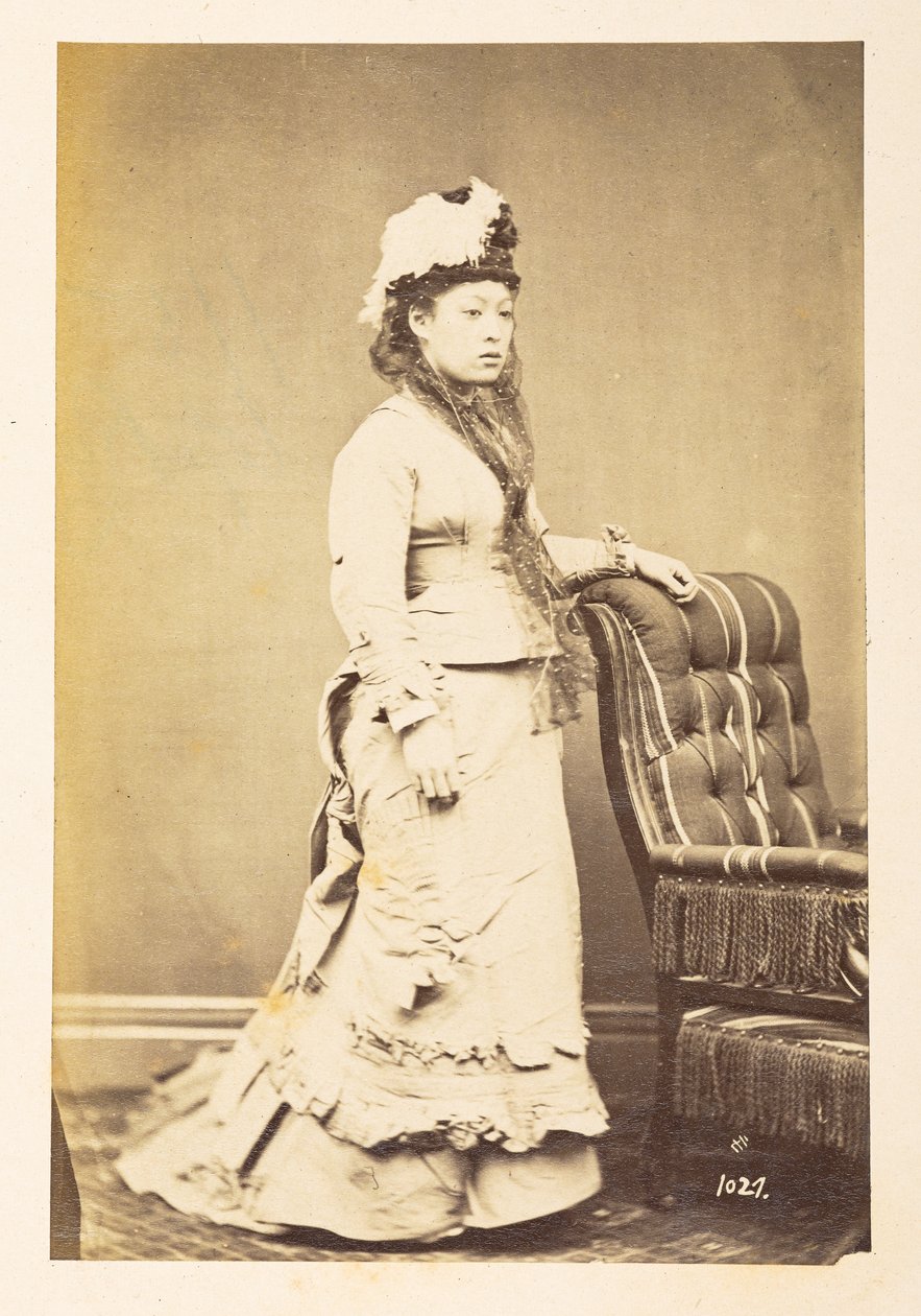 Avrupa elbiseli Japon kadın, Batı elbisesi ve şapkalı genç bir Japon kadının tam boy ayakta stüdyo portresi,  Fotoğrafçı: Bilinmiyor  Lucas Koleksiyonu: Charles James ve Morton P, Lucas