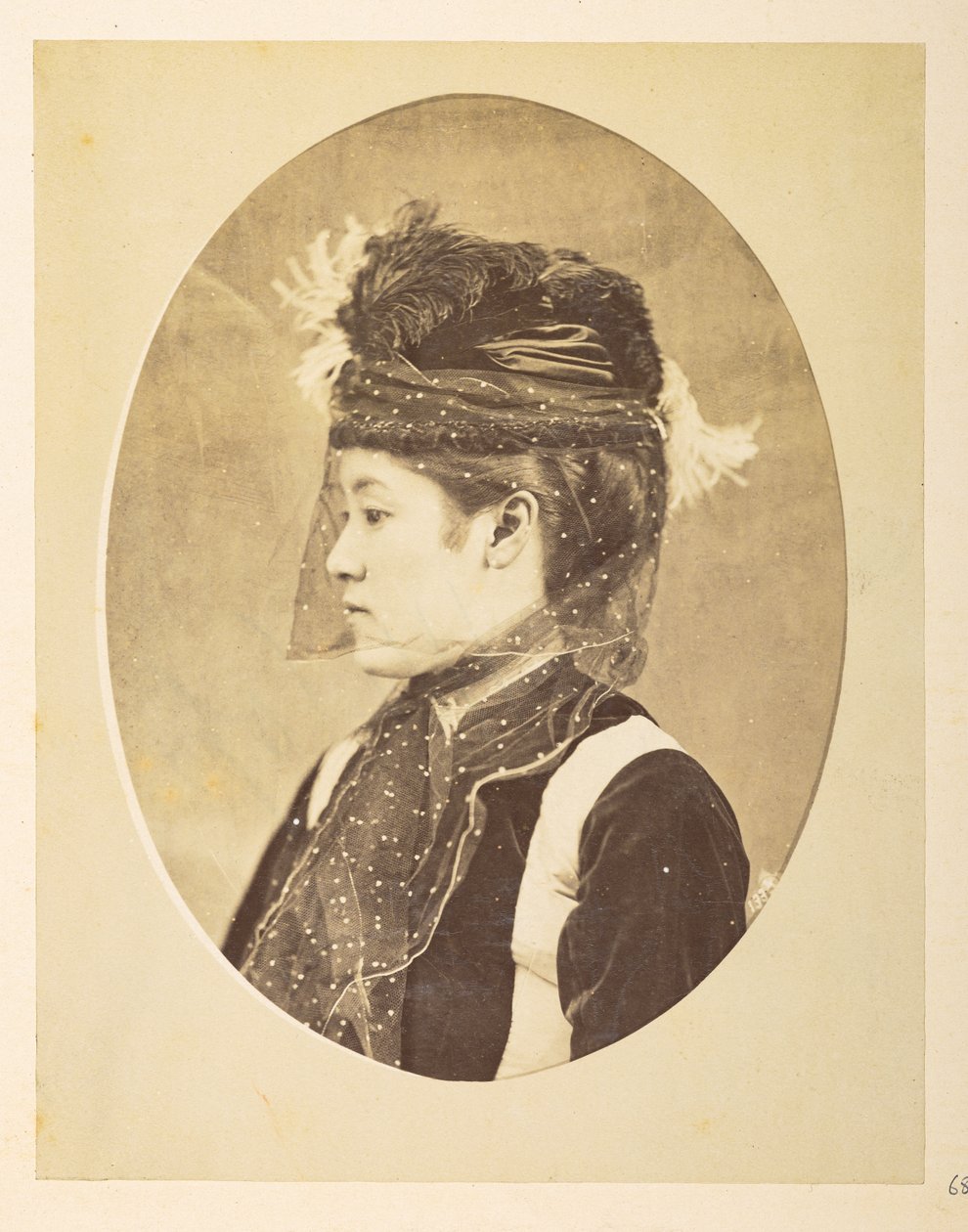 Avrupa elbiseli Japon kadın, Oval görüntü; Baş ve omuzlar, Avrupa elbiseli, şapkalı ve peçeli genç bir Japon kadının profil portresini bıraktı,     Fotoğrafçı: Bilinmiyor  Lucas Koleksiyonu: Charles James