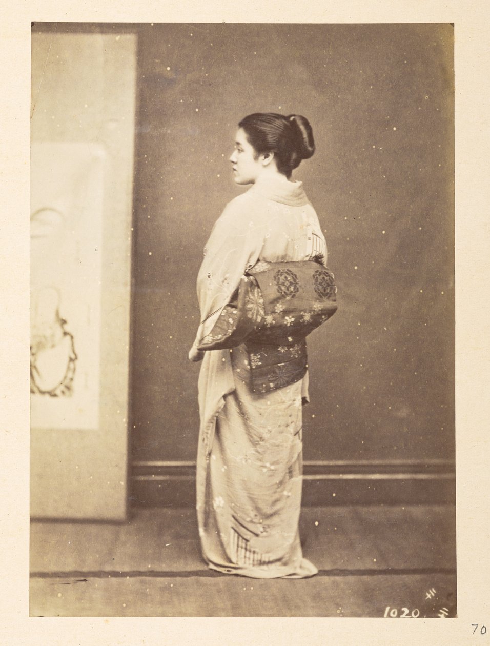 Geleneksel elbiseli Japon kadın, Fotoğrafçı: Bilinmiyor  Lucas Koleksiyonu: Charles James ve Morton P, Lucas