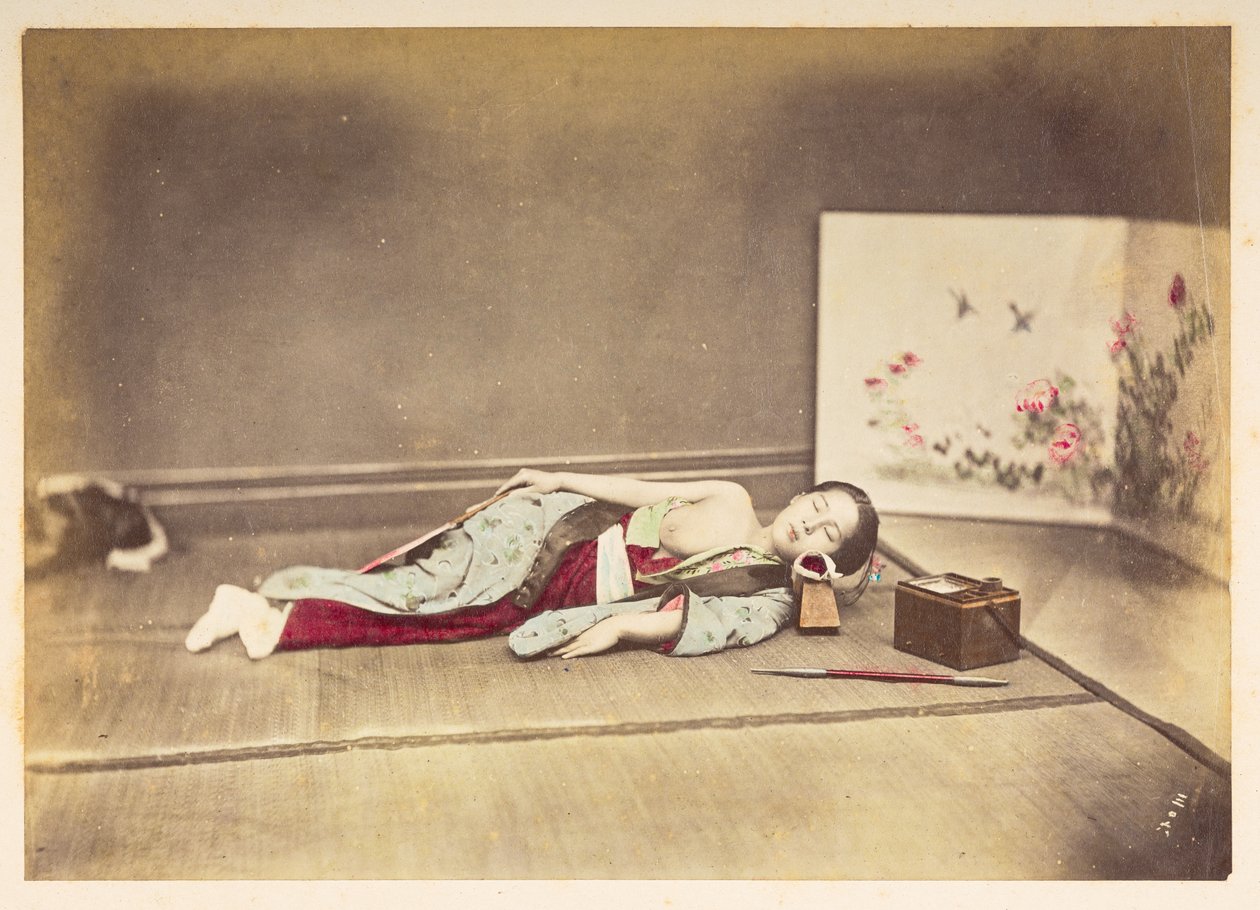 Japon kadın uyuyor,   Uyuyan genç bir Japon kadının stüdyo portresi, bir göğsü açıkta ve kafası tahta bir yastığa dayamış,  Fotoğrafçı: Bilinmiyor  Lucas Koleksiyonu: Charles James ve Morton P