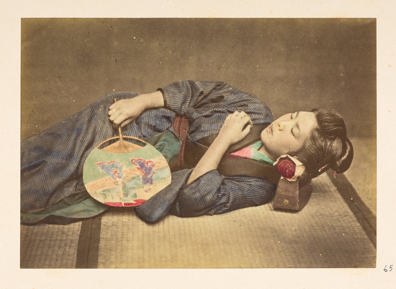 Japon kadın uyuyor, Uyuyan genç bir Japon kadının üç çeyrek uzunlukta stüdyo portresi, sağ elinde bir yelpaze tutarak ve kafası tahta bir yastığa dayayarak,   Fotoğrafçı: Bilinmiyor  Lucas Koleksiyonu: Dünyanın fotoğrafik kaydı by English Photographer