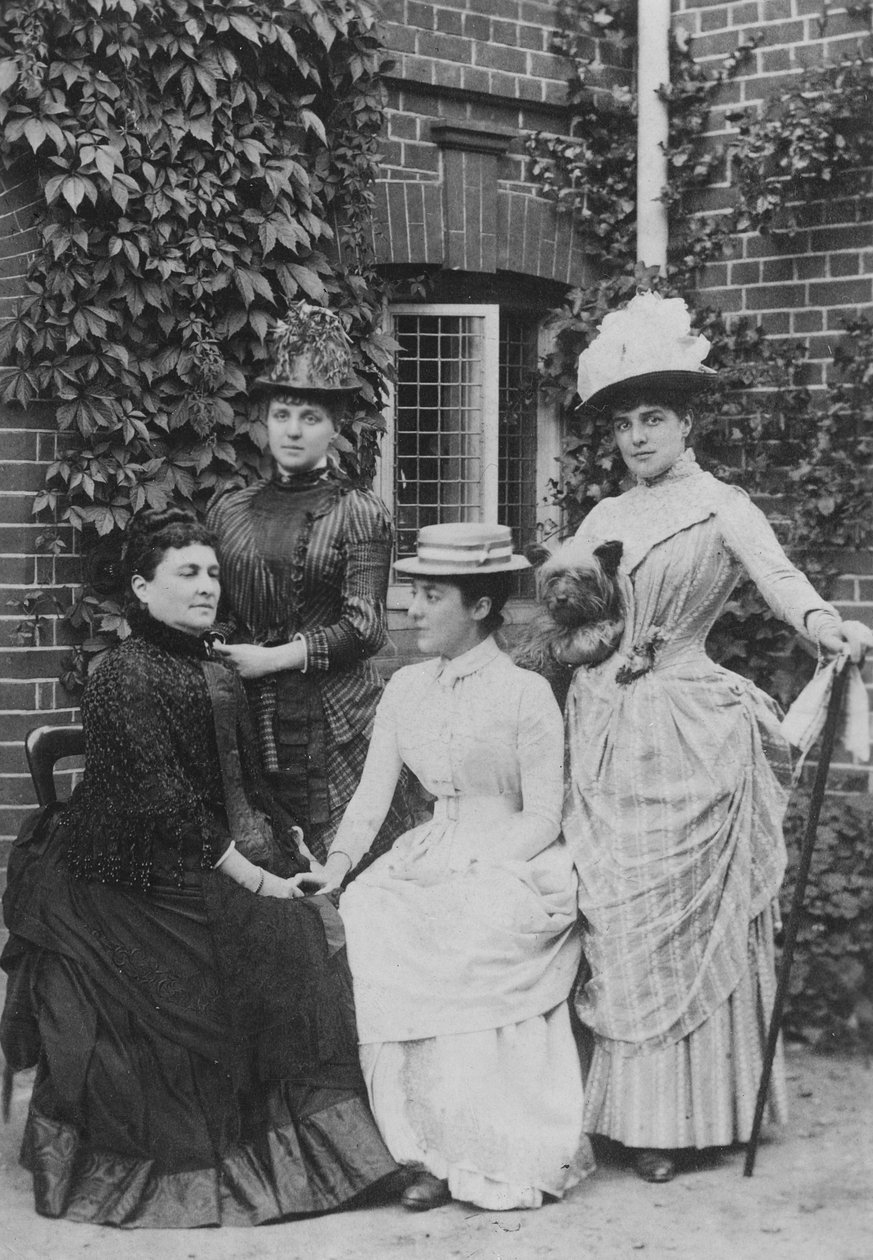 Jennie Jerome, daha sonra Leydi Randolph Churchill, annesi ve kız kardeşleriyle birlikte (bw fotoğraf) by English Photographer