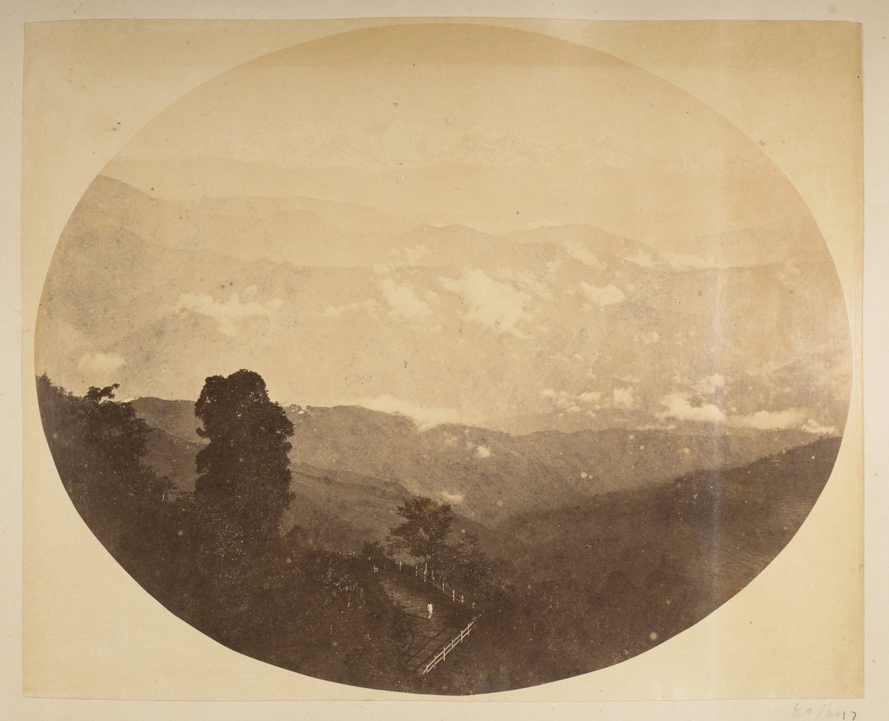 Belediye Binası yakınlarındaki tepeden Kanchenjunga, [Darjeeling].1870