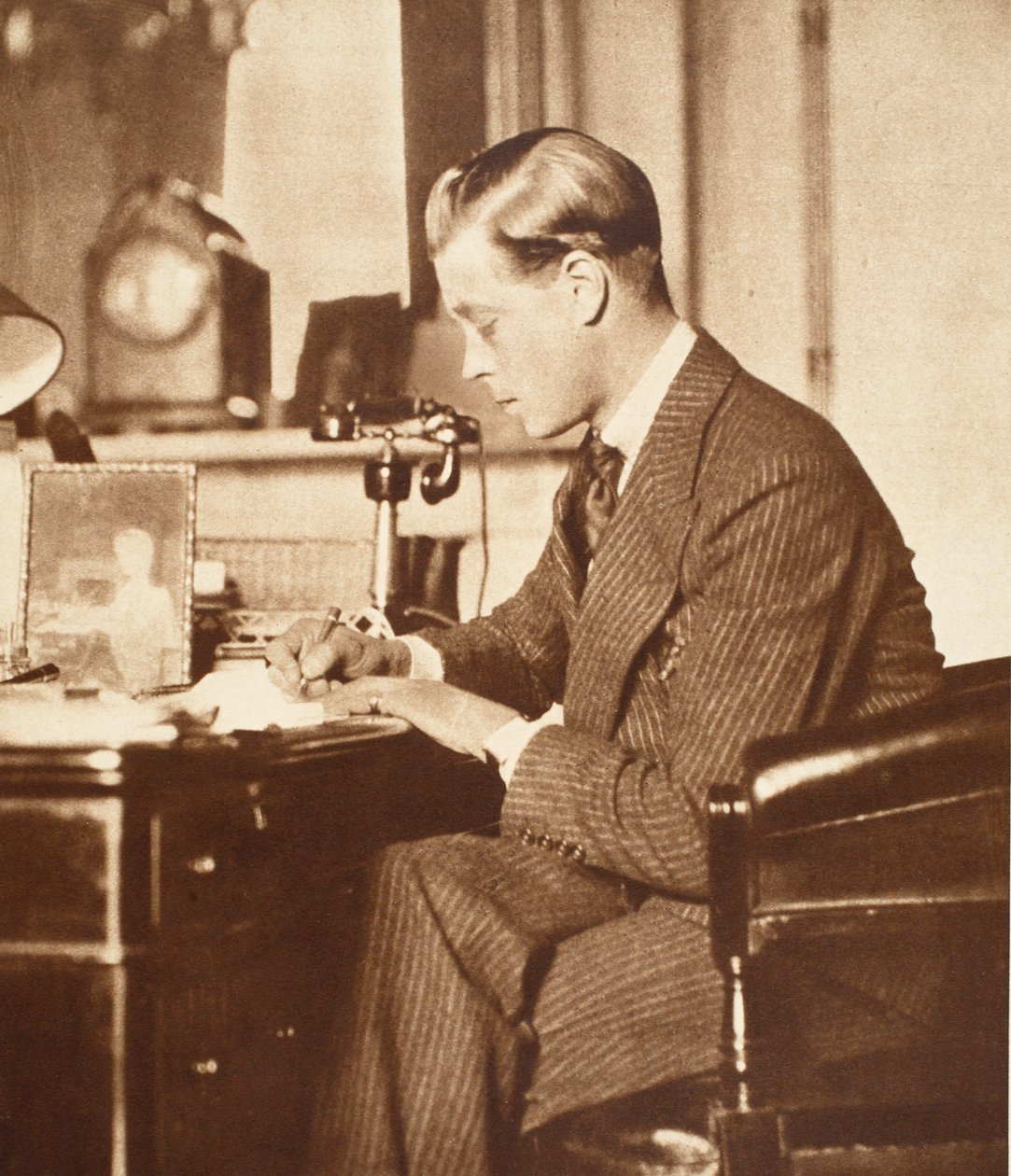 Kral Edward VIII, Londra, St. James Sarayı