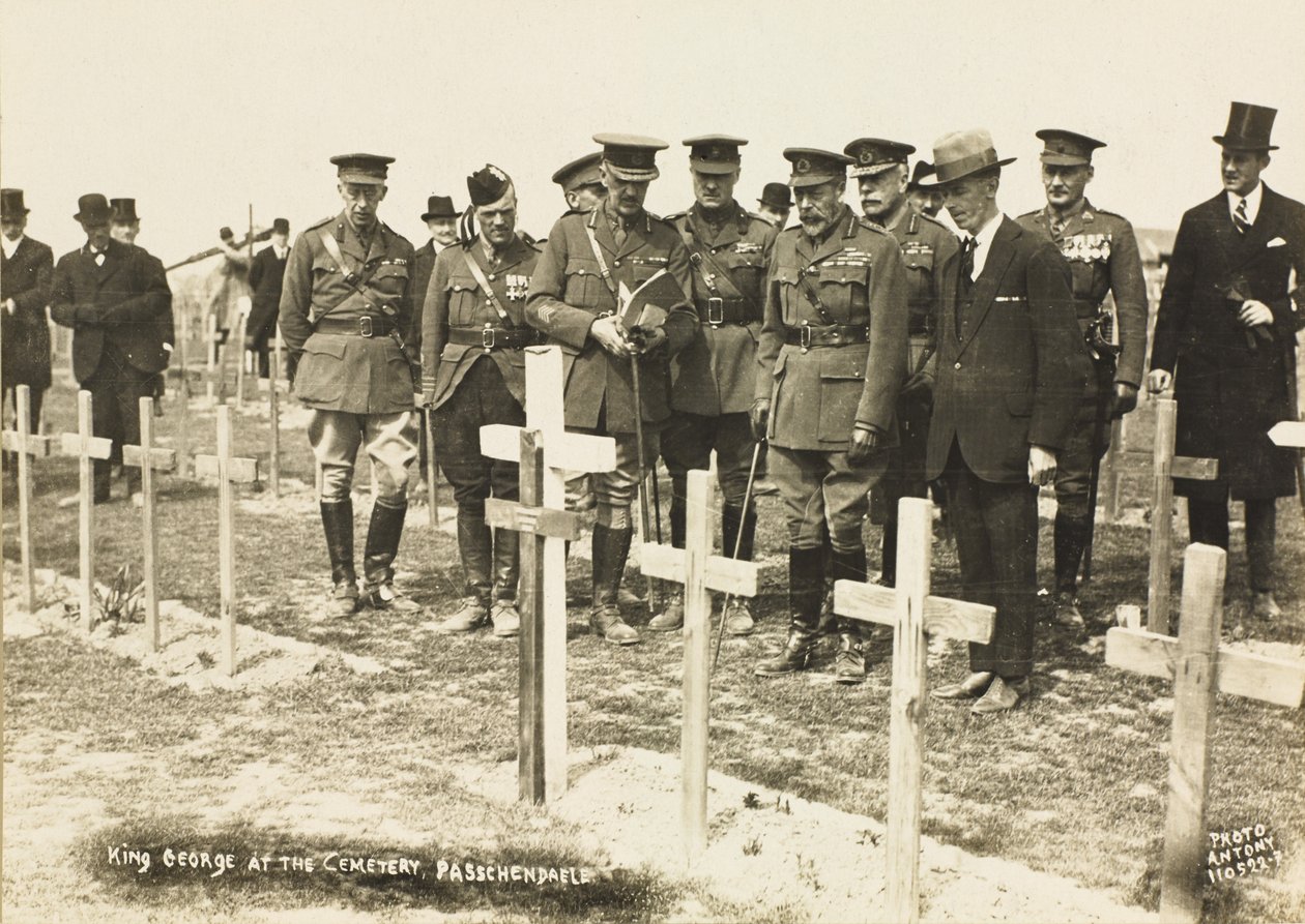 King George V mezarlıkta, Passchendaele by English Photographer