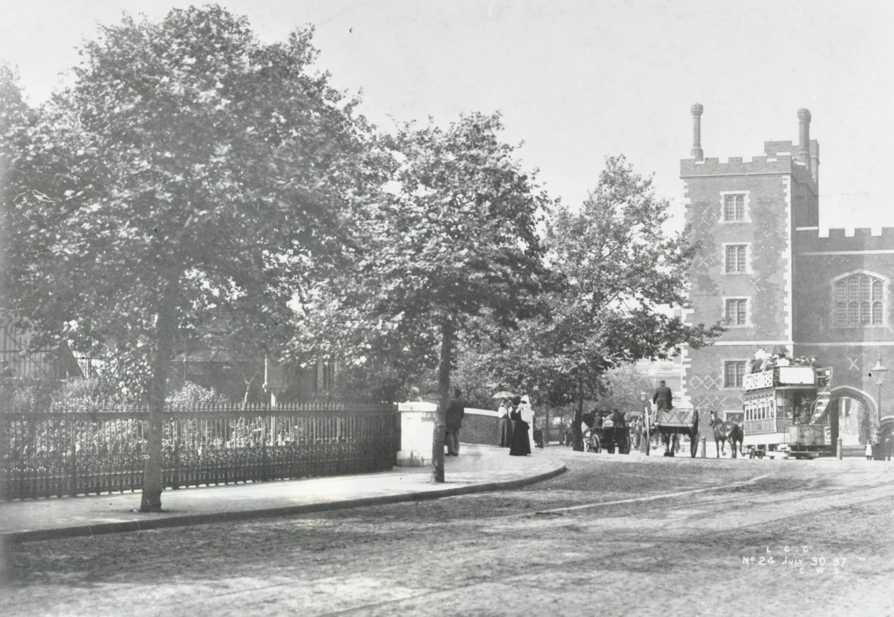Lambeth Köprüsü: Arka planda Lambeth Sarayı olan yaklaşma yolu, 1897 by English Photographer