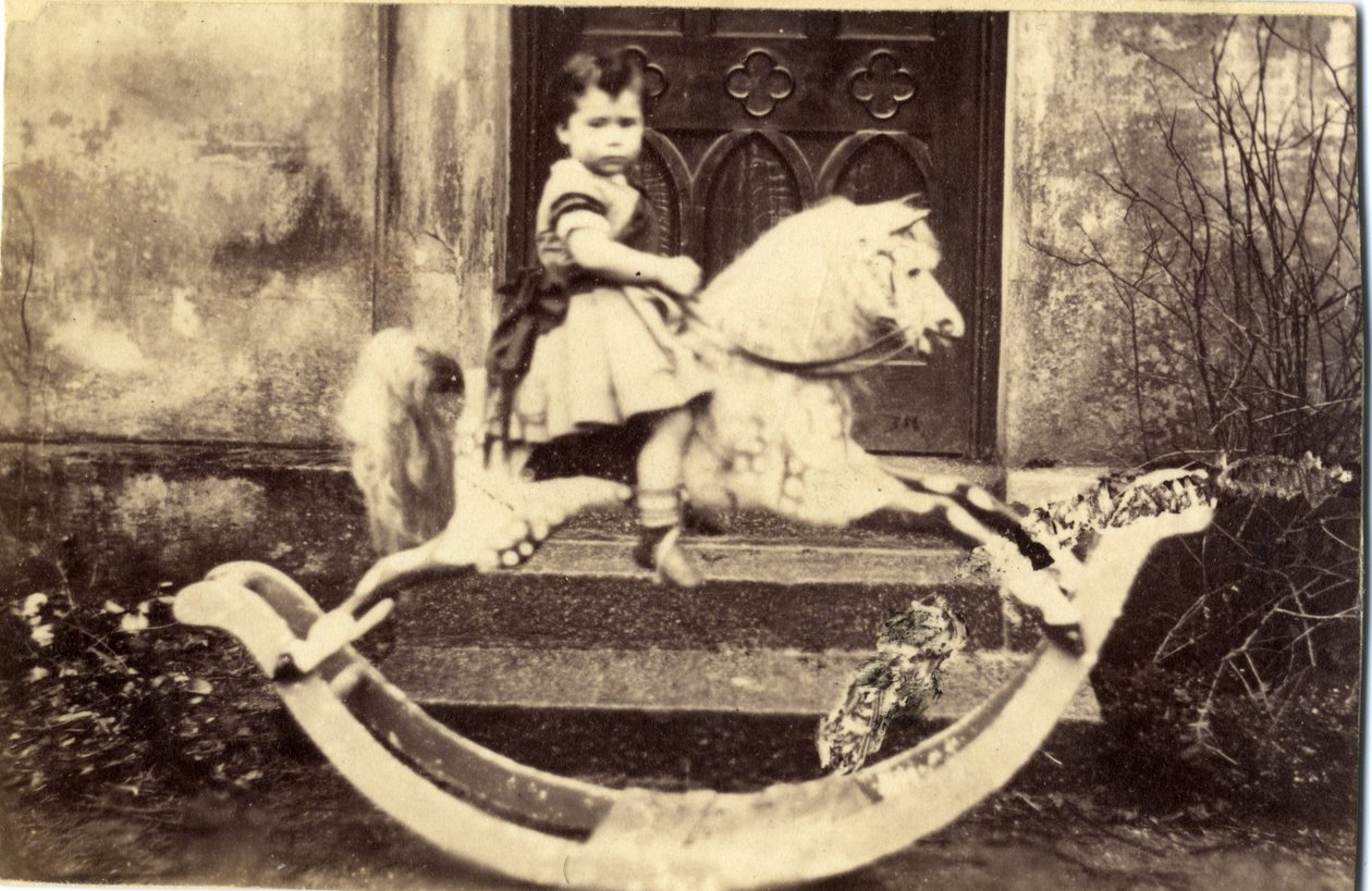 Bahçede sallanan büyük bir at üzerinde küçük kız, 1860