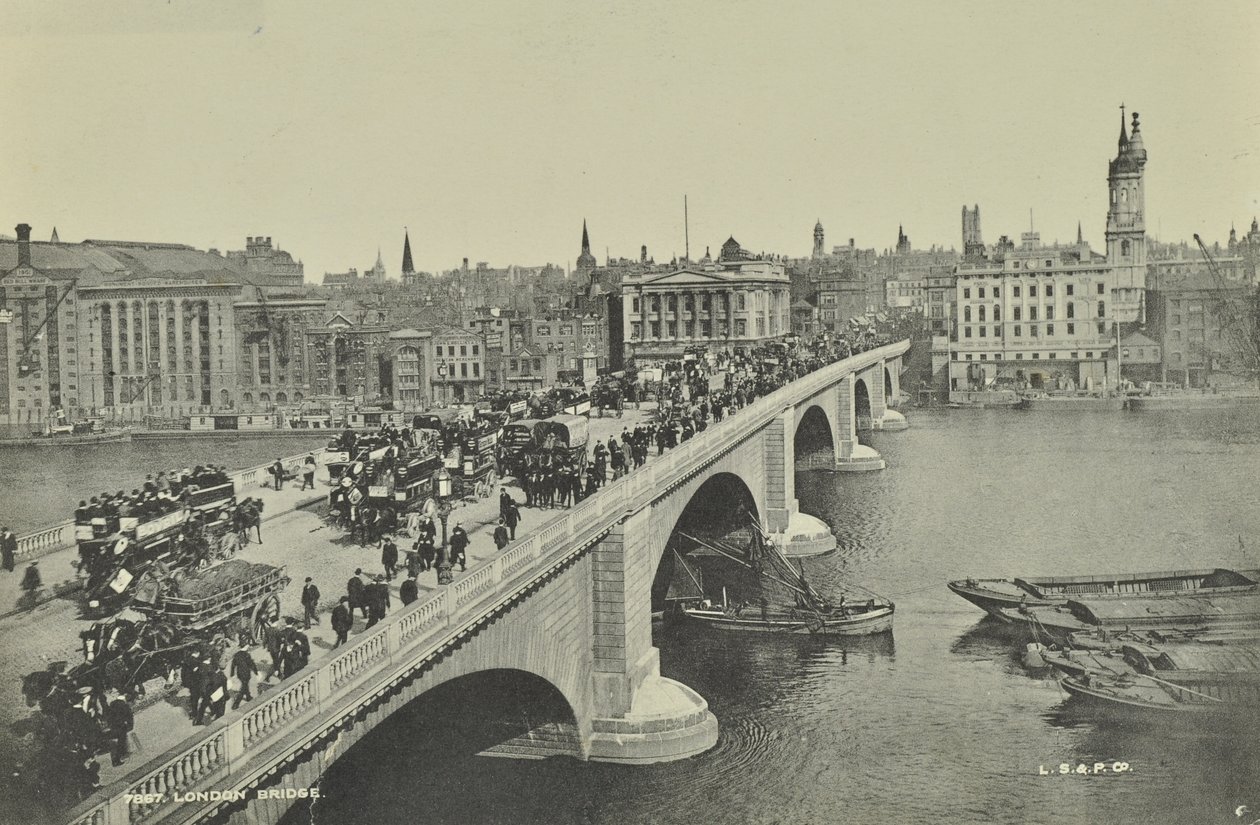 Londra Köprüsü: atlı omnibüsler ve arabanın yanı sıra yayalar köprüyü geçiyor, 1895 by English Photographer