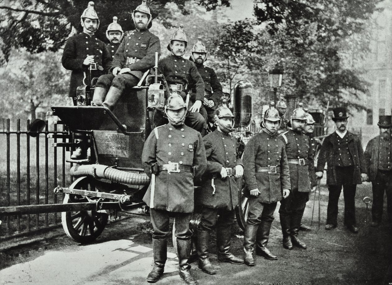 Londra İtfaiyesi: İtfaiyeci grubu, motorlu ve vanalı, 1895 by English Photographer