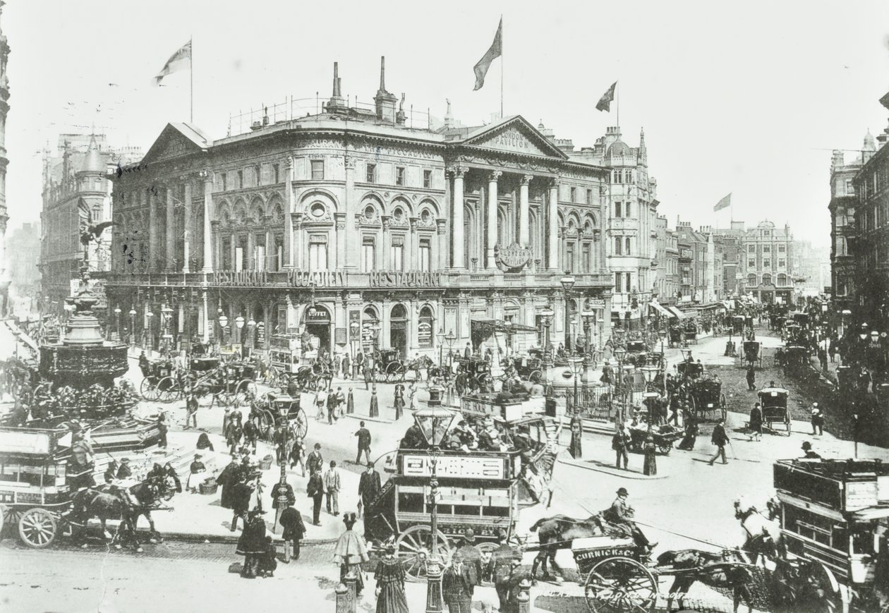 Londra Pavyonu, Piccadilly Circus, Westminster LB: doğuya bakış, 1895 by English Photographer