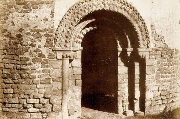 Ludlow Kalesi: Yuvarlak Kilise kapısı, c.1852-3 (fotoğraf) by English Photographer