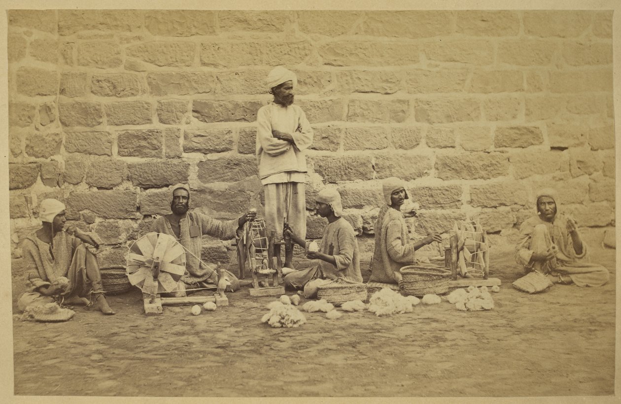 Karaçi Hapishanesinde erkek mahkûmlar pamuğu çıkrıklara sarıyor. c. 1873160 mm x 250 mm Fotoğrafçı: Michie ve Company Hindistan Arkeolojik Araştırması Koleksiyonları: Hindistan Ofis Serisi (Cilt 52). by English Photographer