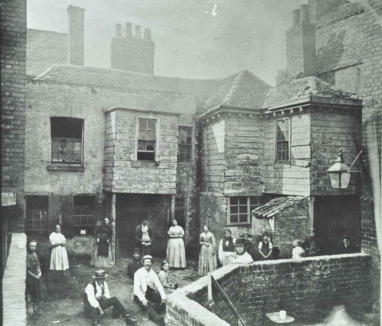 Pazar Mahkemesi, Londra, 1868 by English Photographer