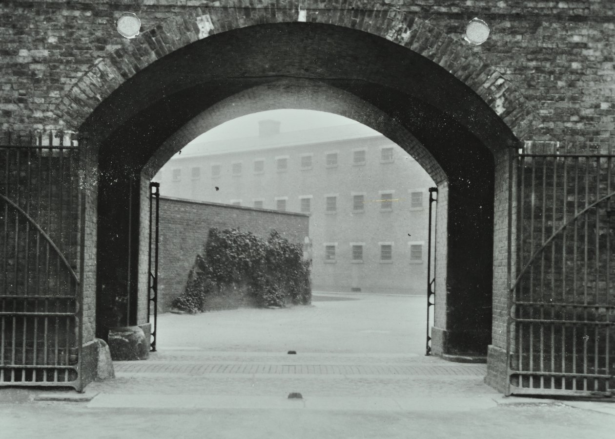 Millbank Hapishanesi: kemerli yol, giriş, 1885 by English Photographer