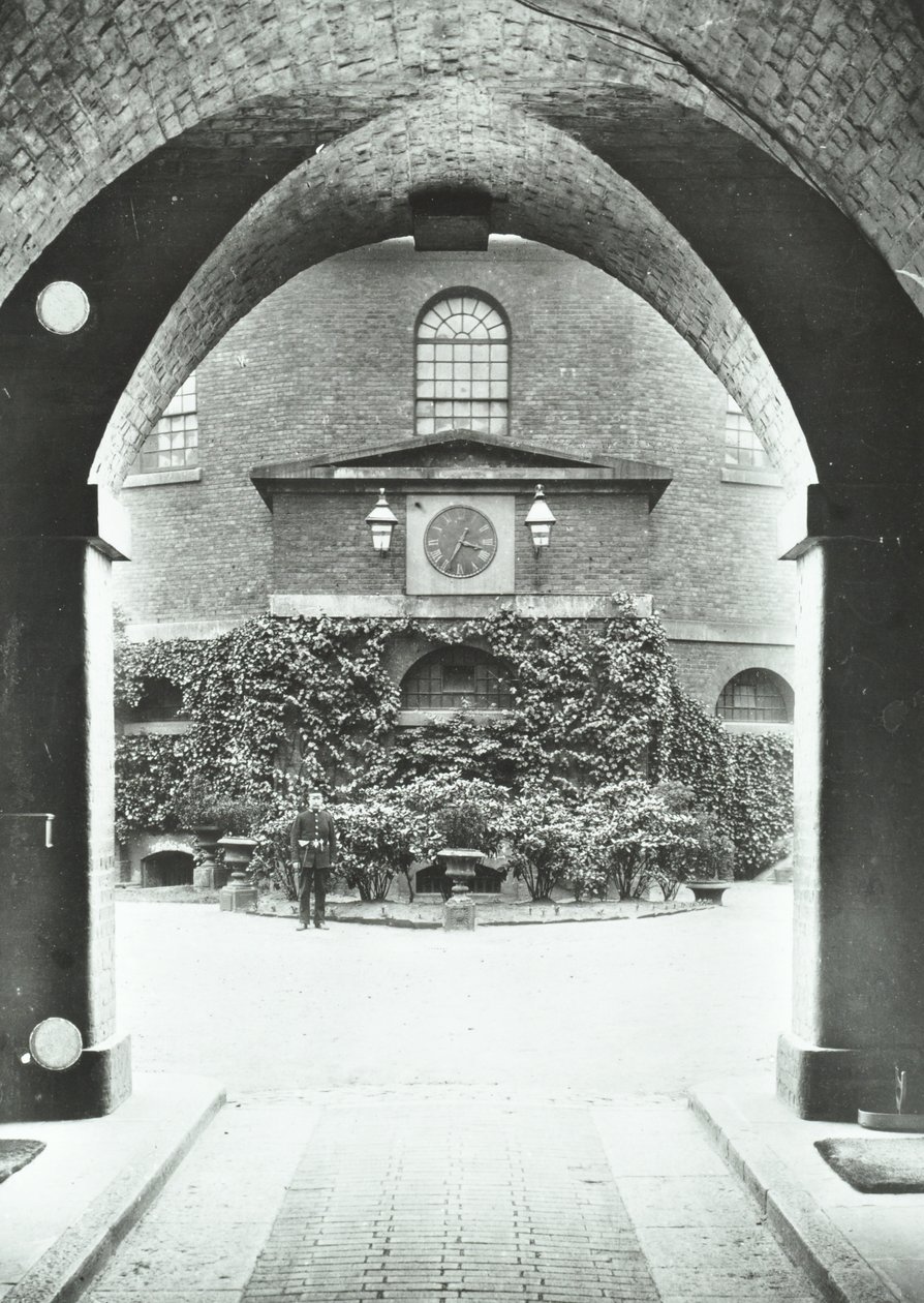 Millbank Hapishanesi: kemerli geçitten şapel, 1885 by English Photographer