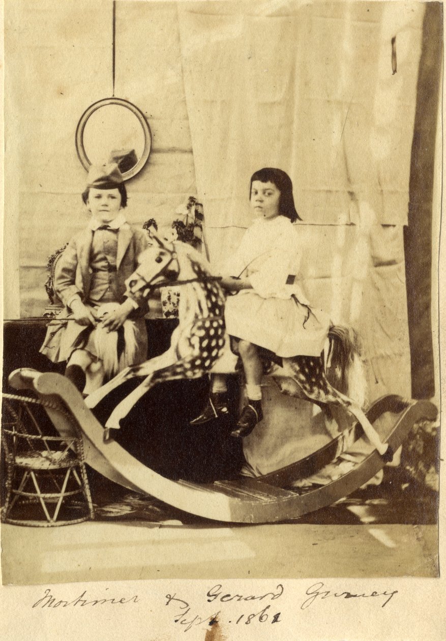 Mortimer ve Gerard Gurney sallanan atlarıyla by English Photographer