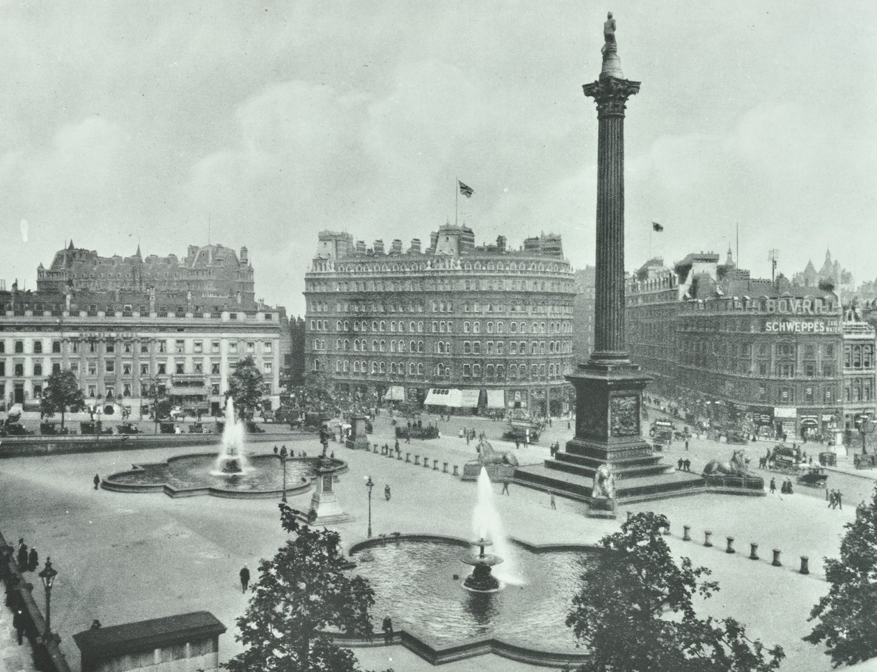 Nelsons Sütunu, Trafalgar Meydanı, Westminster LB: güneydoğuya bakış, 1895 by English Photographer