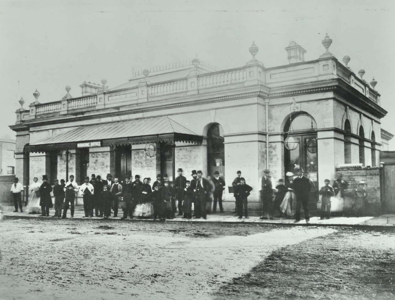 Notting Hill Gate İstasyonu: Metropolitan Demiryolunun dış cephesi, 1868 by English Photographer