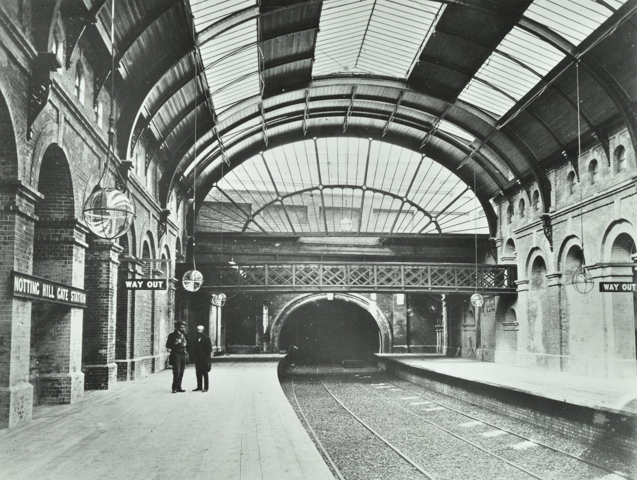 Notting Hill Gate Metro İstasyonu: platformların ve rayların görünümü, 1868 by English Photographer