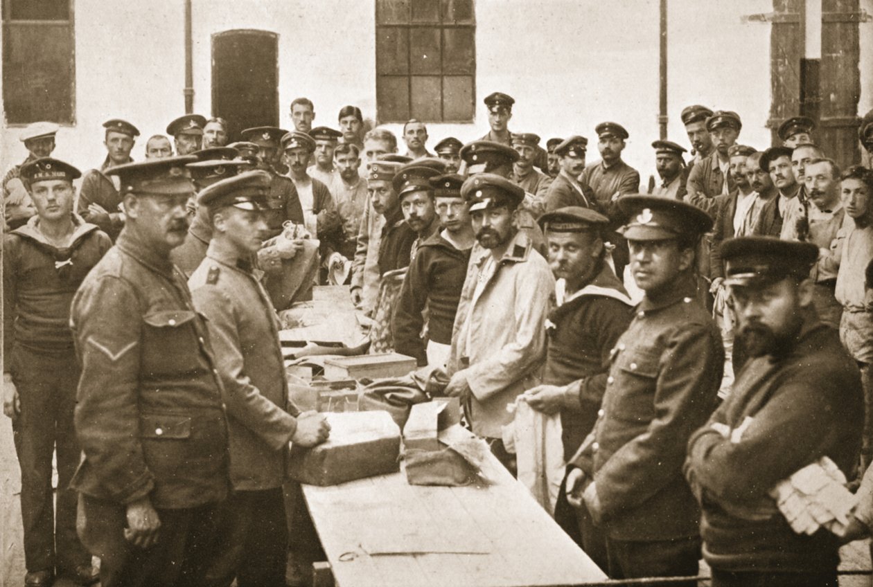Evden Gelen Parseller, Handforth, Büyük Britanya'daki Alman Mahkumlardan bir çizim (fotogravür) by English Photographer